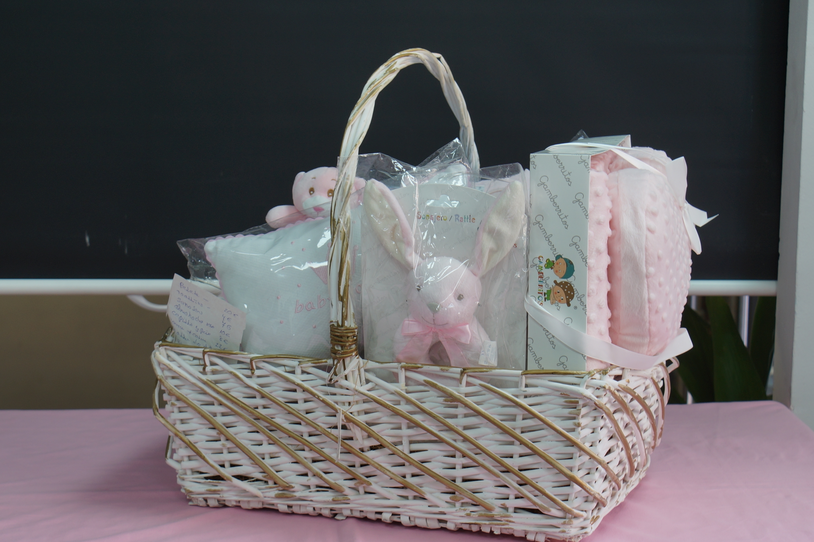 Los bebés no solo vienen de paris también de madrid en cestas personalizadas